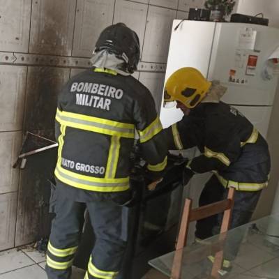 Bombeiros Militares realizam rescaldo de incêndio e controlam vazamento de gás de cozinha em residência - Notícias - Mato Grosso digital