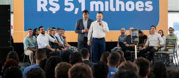 Governador anuncia licitação e 100% das escolas estaduais terão quadras