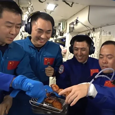 Astronautas da Estação da China recebem primeira 