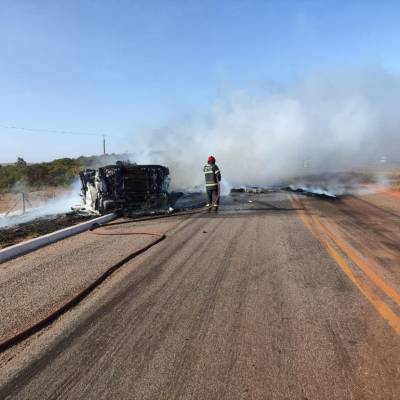 Bombeiros combatem incêndio em carreta tombada na rodovia BR-070 - Notícias - Mato Grosso digital