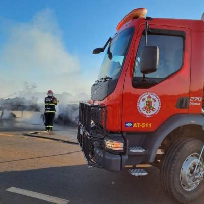 Bombeiros de MT combatem incêndio em carreta carregada com óleo vegetal - Notícias - Mato Grosso digital