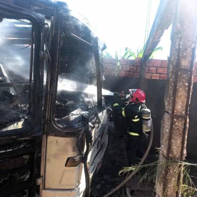 Bombeiros extinguem incêndio em ônibus em Rondonópolis - Notícias - Mato Grosso digital