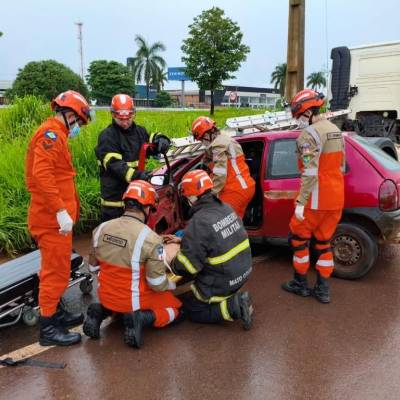 Bombeiros militares socorrem vítima após colisão entre carro e caminhão - Notícias - Mato Grosso digital
