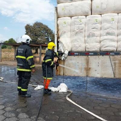 Corpo Bombeiros extingue incêndio e evita perca total de carga de algodão - Notícias - Mato Grosso digital