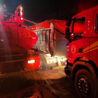 Corpo de Bombeiros apaga incêndio em carreta na estrada do Batovi - Notícias - Mato Grosso digital