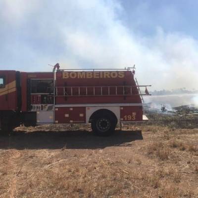 Corpo de Bombeiros combate incêndio em barracão abandonado - Notícias - Mato Grosso digital