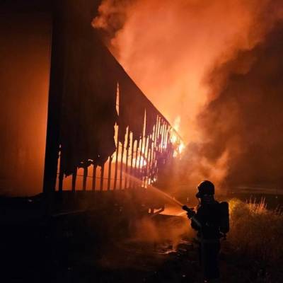 Corpo de Bombeiros combate incêndio em carreta em Canarana - Notícias - Mato Grosso digital
