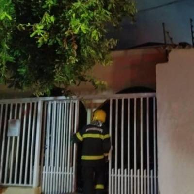 Corpo de Bombeiros combate incêndio em casa no CPA 1 - Notícias - Mato Grosso digital