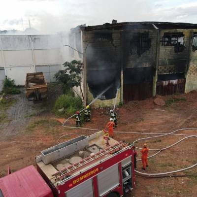 Corpo de Bombeiros combate incêndio em depósito abandonado em Várzea Grande - Notícias - Mato Grosso digital