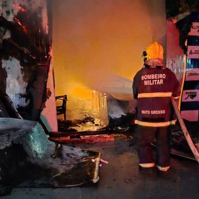 Corpo de Bombeiros combate incêndio em prédio comercial no centro de Sinop - Notícias - Mato Grosso digital