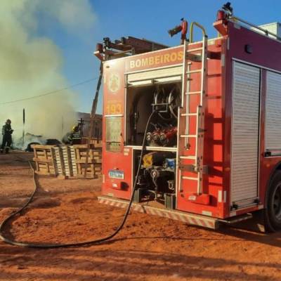 Corpo de Bombeiros combate incêndio em residência desocupada - Notícias - Mato Grosso digital