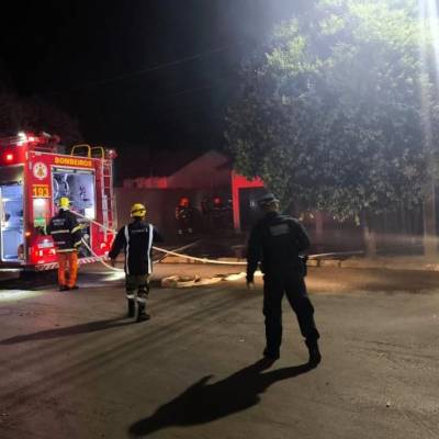 Corpo de Bombeiros combate incêndio em residência no bairro Veneza - Notícias - Mato Grosso digital