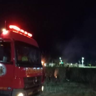 Corpo de Bombeiros combate incêndio em terreno baldio em bairro residêncial - Notícias - Mato Grosso digital