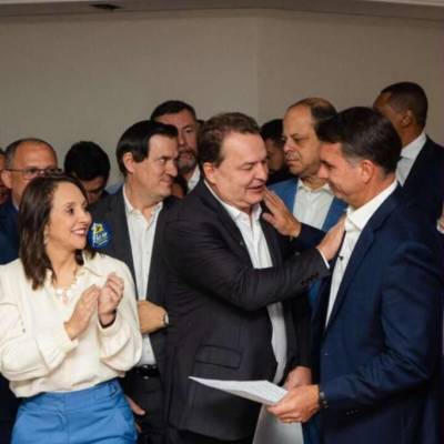 Max entrega a Flávio Bolsonaro carta com apoio de deputados estaduais de MT - Notícias - Mato Grosso digital