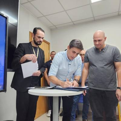 Seduc entrega 80 Smart TVs de 65 polegadas para a rede municipal de Cuiabá - Notícias - Mato Grosso digital