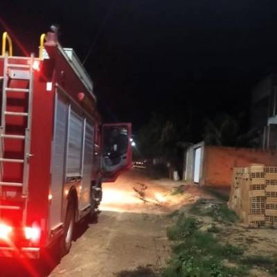 Corpo de Bombeiros combate incêndio em área de vegetação em bairro residencial - Notícias - Mato Grosso digital
