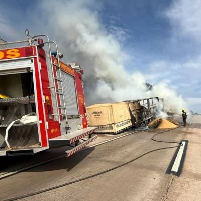 Corpo de Bombeiros controla incêndio em carreta carregada com soja na BR-364 - Notícias - Mato Grosso digital