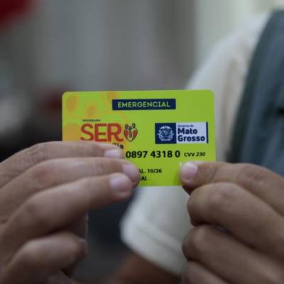 Governo de MT entrega novos cartões do Ser Família Emergencial e paga auxílio de abril - Notícias - Mato Grosso digital