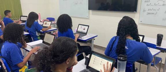 Tecnologia nas escolas estaduais facilita o aprendizado e torna aulas mais dinâmicas, afirmam estudantes